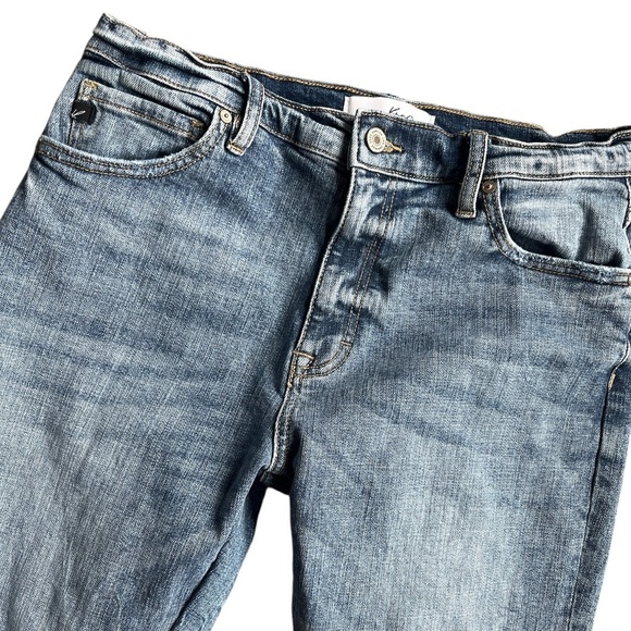 Ladies Kancan Straight High Rise Distressed Light Wash Jean Size 11/29 - Picture 2 of 4